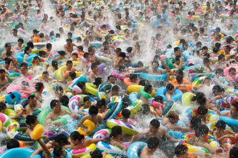 Как спасаться от жары в городе - Бассейн в Китае